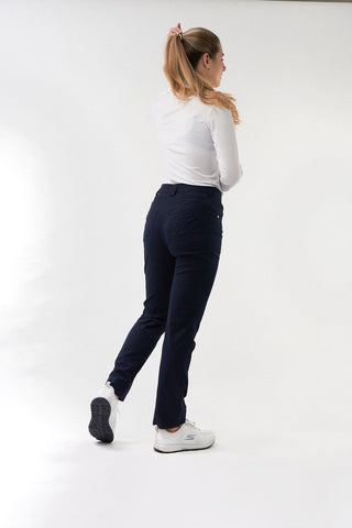 Navy Ladies golf trousers made from flexible lightweight 4 way stretch material.  Featuring a zip and button fastening with five belt loops, a regular fit with anti-crease and anti-static properties. These women's golf trousers have two open pockets to the front and back. Size 8 to 20.