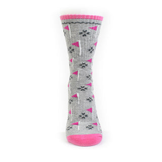 Ladies Grey and Pink Golf Crew Sock has a trendy golf flag design with lurex stripe detailing on the sole. Made from a soft, stretchy cotton blend fabric allowing breathability, with a cushioned sole, compression fit and Rib cuff for a snug fit. They are suited to UK sizes between 4 and 7. 85% Cotton, 13% Polyester, 2% Elastane.
